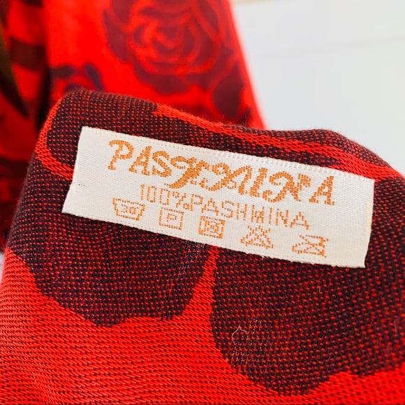 Red pashmina - Picture 7 of 9